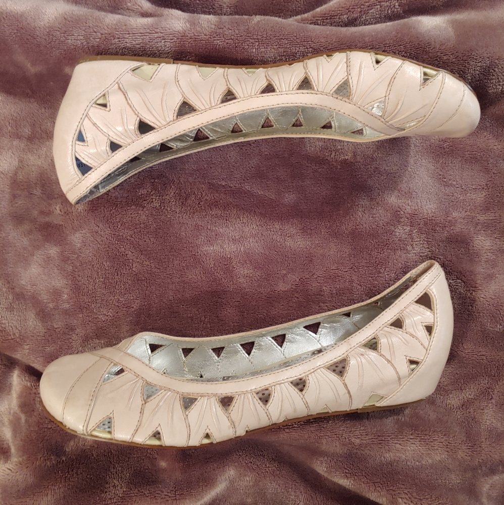 Donated REPORT cream eyelet cut out ballet flats - Picture 5 of 7